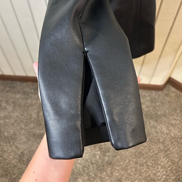 Good American Better Than Leather Sculpted Blazer, size 3 (large). - Picture 6 of 11